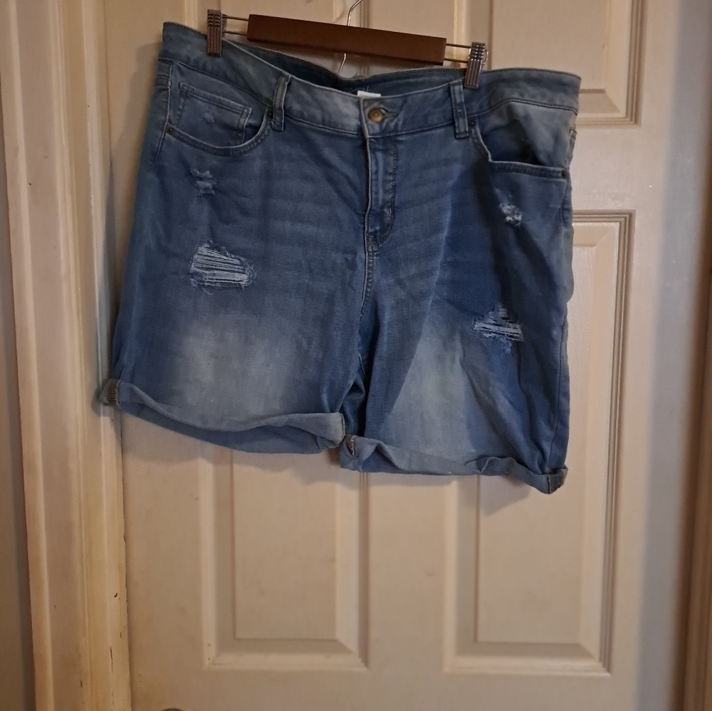 Time and true distressd mid-rise shorts size 20